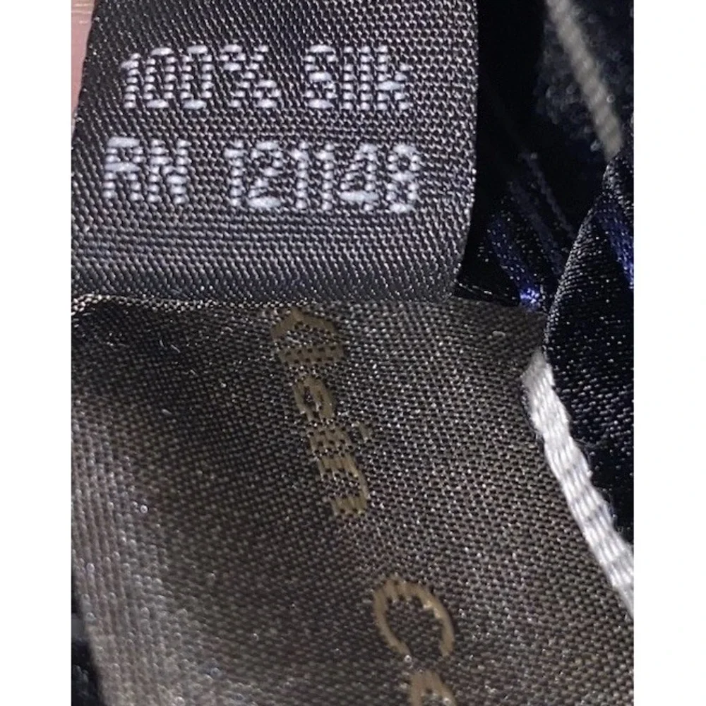 Calvin‎ Klein Men's necktie 100% Silk Blue/Black/White Striped 58